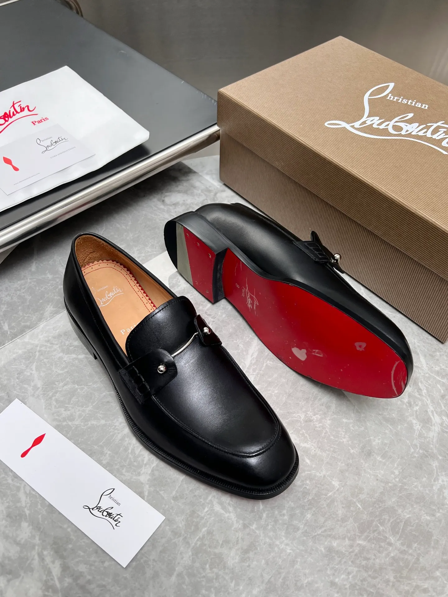 [CL red sole] Top P: 900💰 Number of yards: 39~44 (38.4546. Customized, non-refundable) CL new men's formal shoes Loaf leather shoes Christia* Loubouti* red sole shoes The red sole is luxurious and elegant, reshaping the style boundary of casual formal wear. It is extremely innovative in material selection, and creates a rich visual and tactile experience through the collision of different materials! Made of top-grade calfskin/glossy patent leather/spliced ​​technical fabric in contrasting colors. The upper is stitched by hand with fine and even stitching. It is based on the square-toe loafer shoe shape, with neat and elegant lines, which fits the toughness of men's wear. The upper is embellished with metal rivets, injecting individual details into classic loafers, breaking the mediocrity of casual shoes, and giving a concrete expression of "low-key luxury". From the original color/red cowhide lining inside the shoe to the instantly recognizable red sole, the "red sole" is not only the brand's visual identity, but also a "luxury codeword" when walking. The red sole exposed inadvertently conveys taste and identity instantly. From the innovative splicing of materials, to the personalized fusion of design, to the ingenious inheritance of craftsmanship, the Christian Louboutin men's loafer series is not only a pair of casual shoes, but also a "yuppie style" dressing weapon for men. Whether it is a casual business meeting or a casual look for daily travel, it can help you become a unique and stylish man in every occasion with its "red Loaf" attitude.